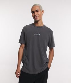Camiseta Comfort em Meia Malha com Estampa Lettering Dirty