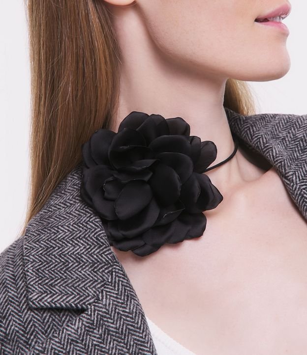 Colar Choker Cordão com Flor de Tecido Aplicada