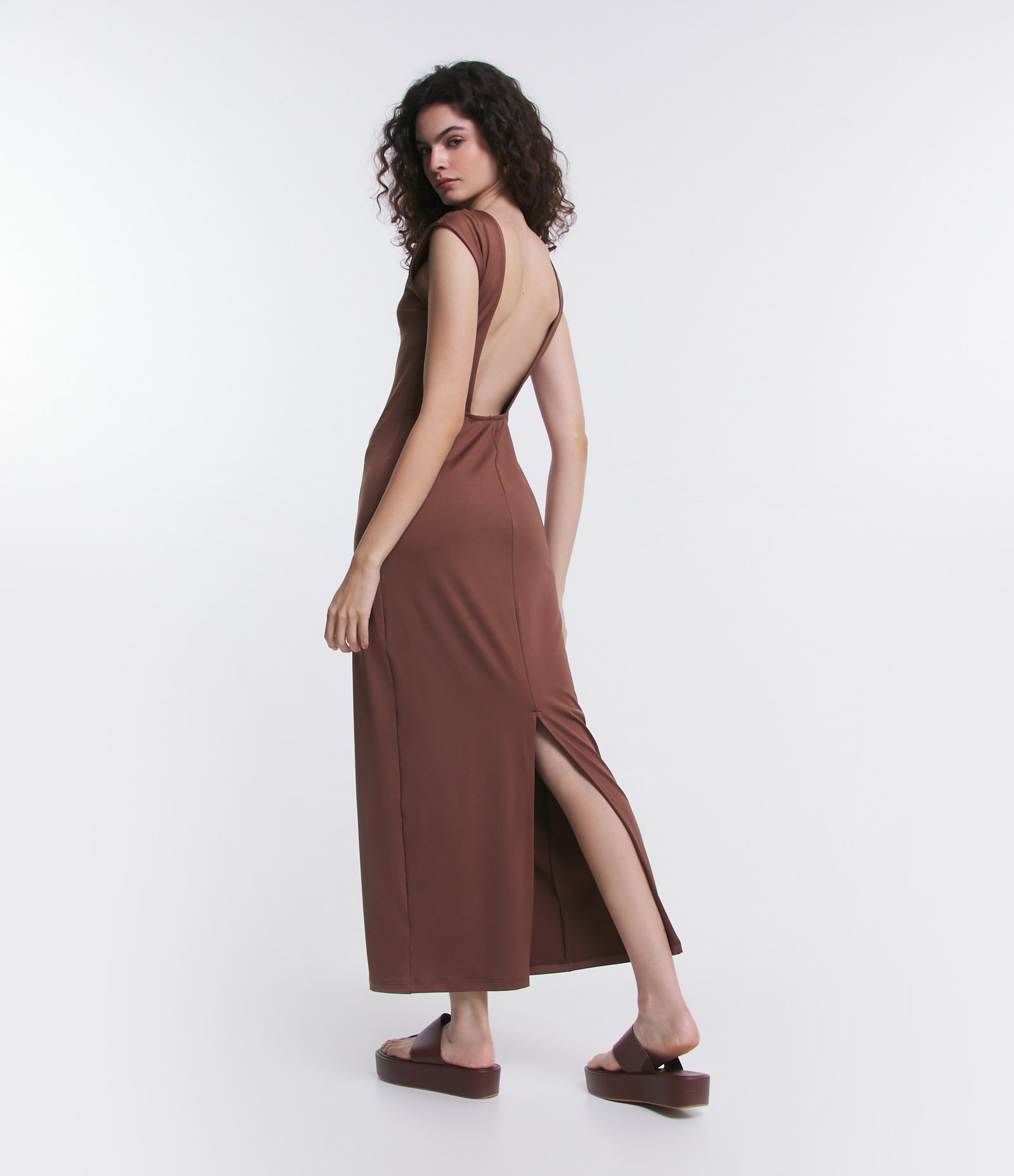 Vestido New Midi em Meia Malha com Decote nas Costas Marrom 3