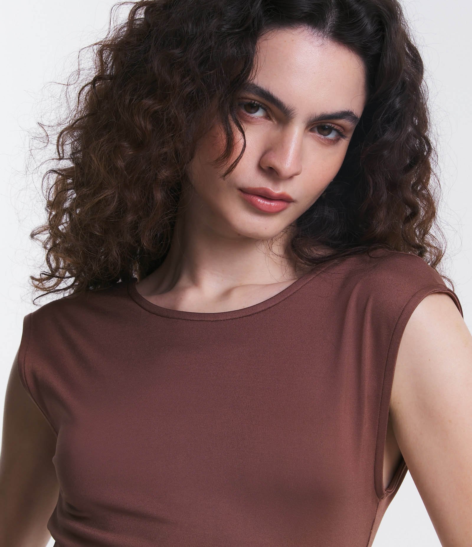 Vestido New Midi em Meia Malha com Decote nas Costas Marrom 5