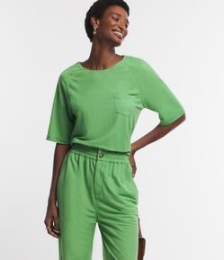 Blusa em Malha Piquet com Bolsinho e Mangas Amplas