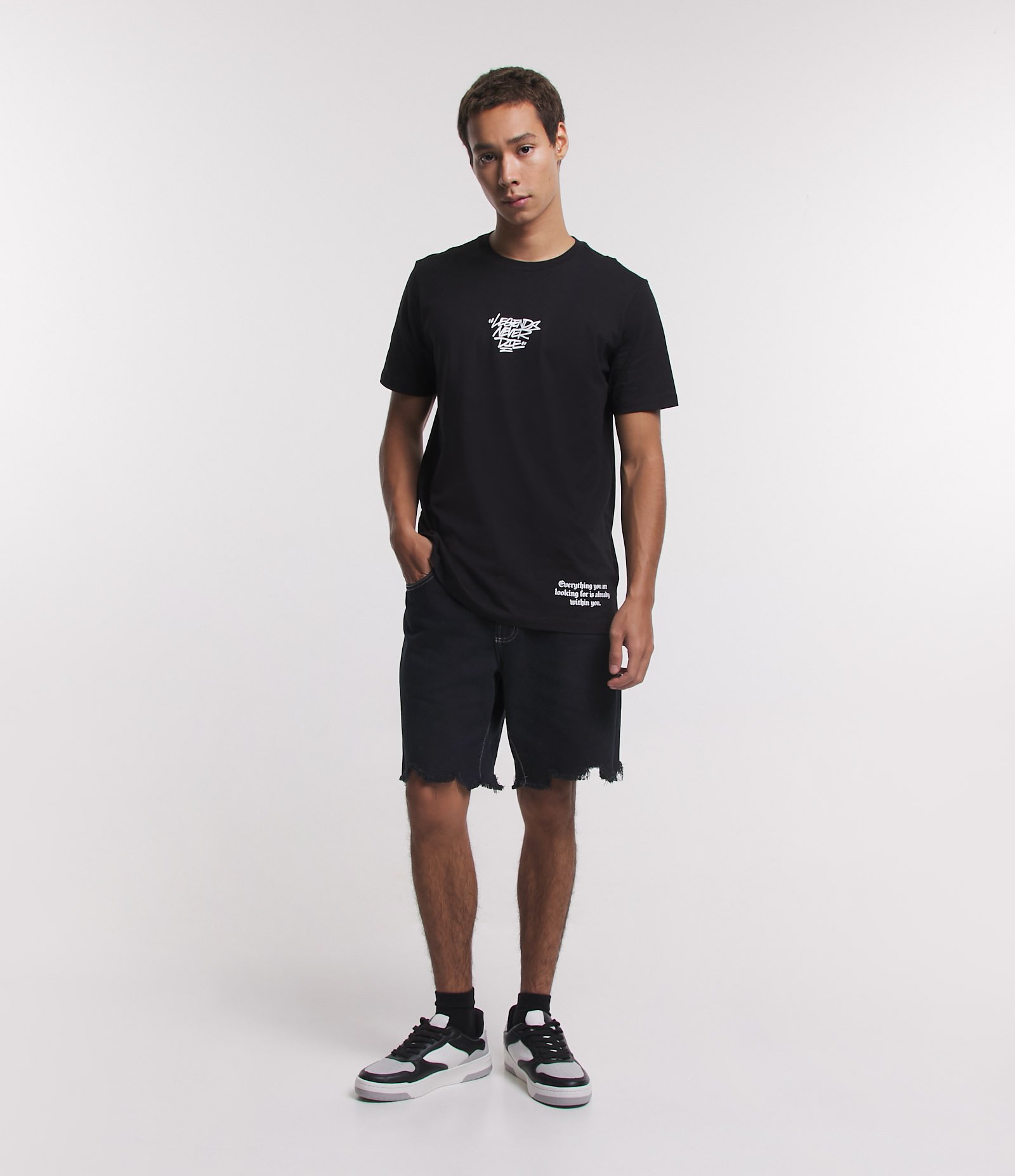 Bermuda Slim Jeans com Barra Destroyed Preto 1