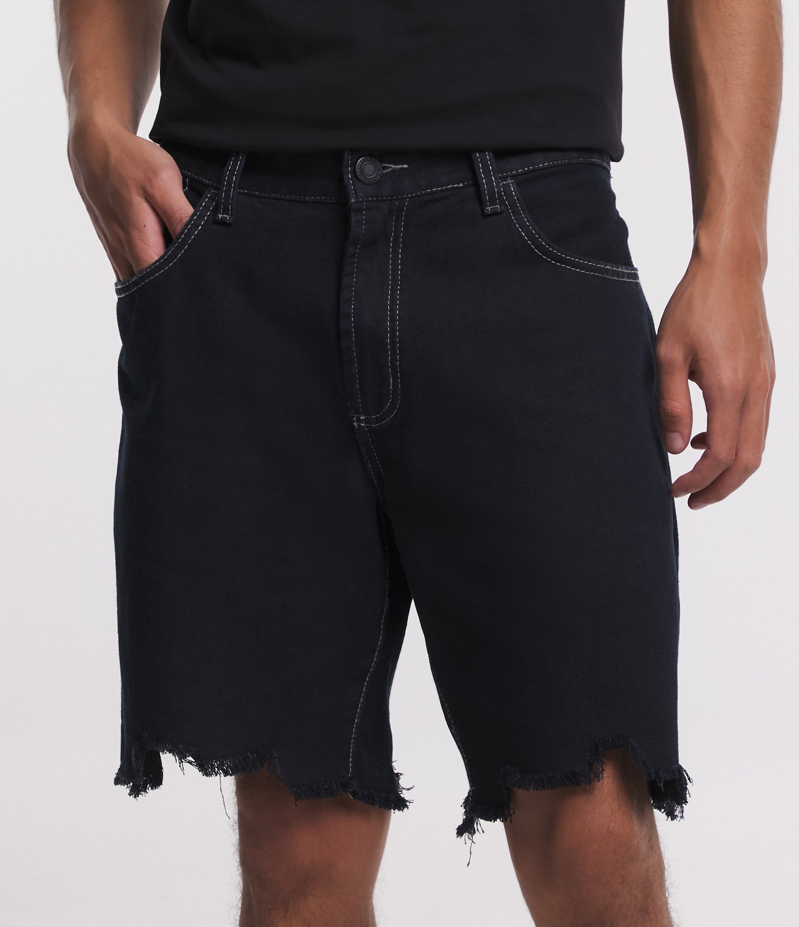 Bermuda Slim Jeans com Barra Destroyed Preto 2