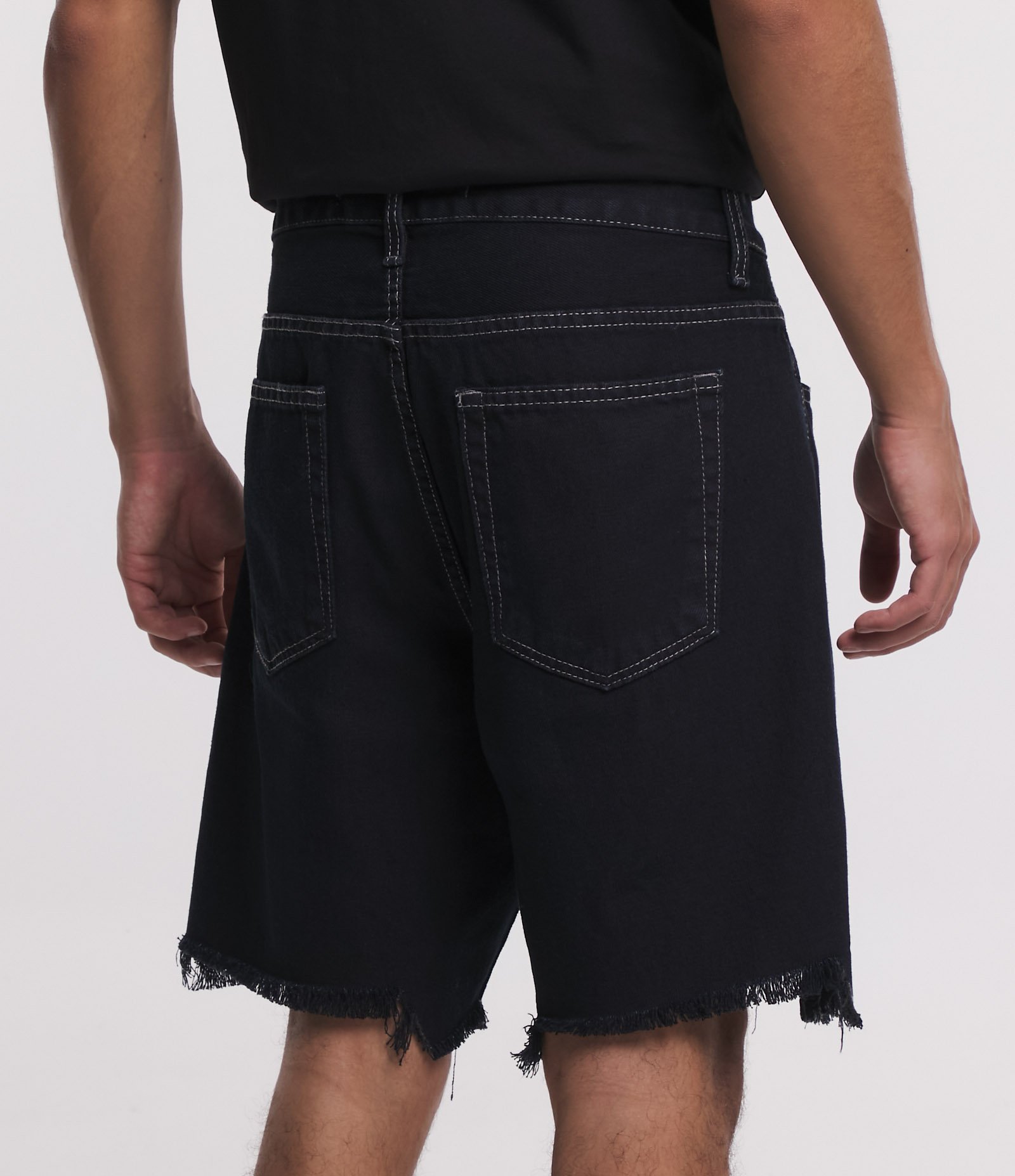 Bermuda Slim Jeans com Barra Destroyed Preto 3