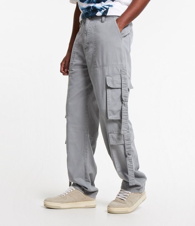 Calça Reta Loose em Sarja com Fivelas e Bolsos Cargo