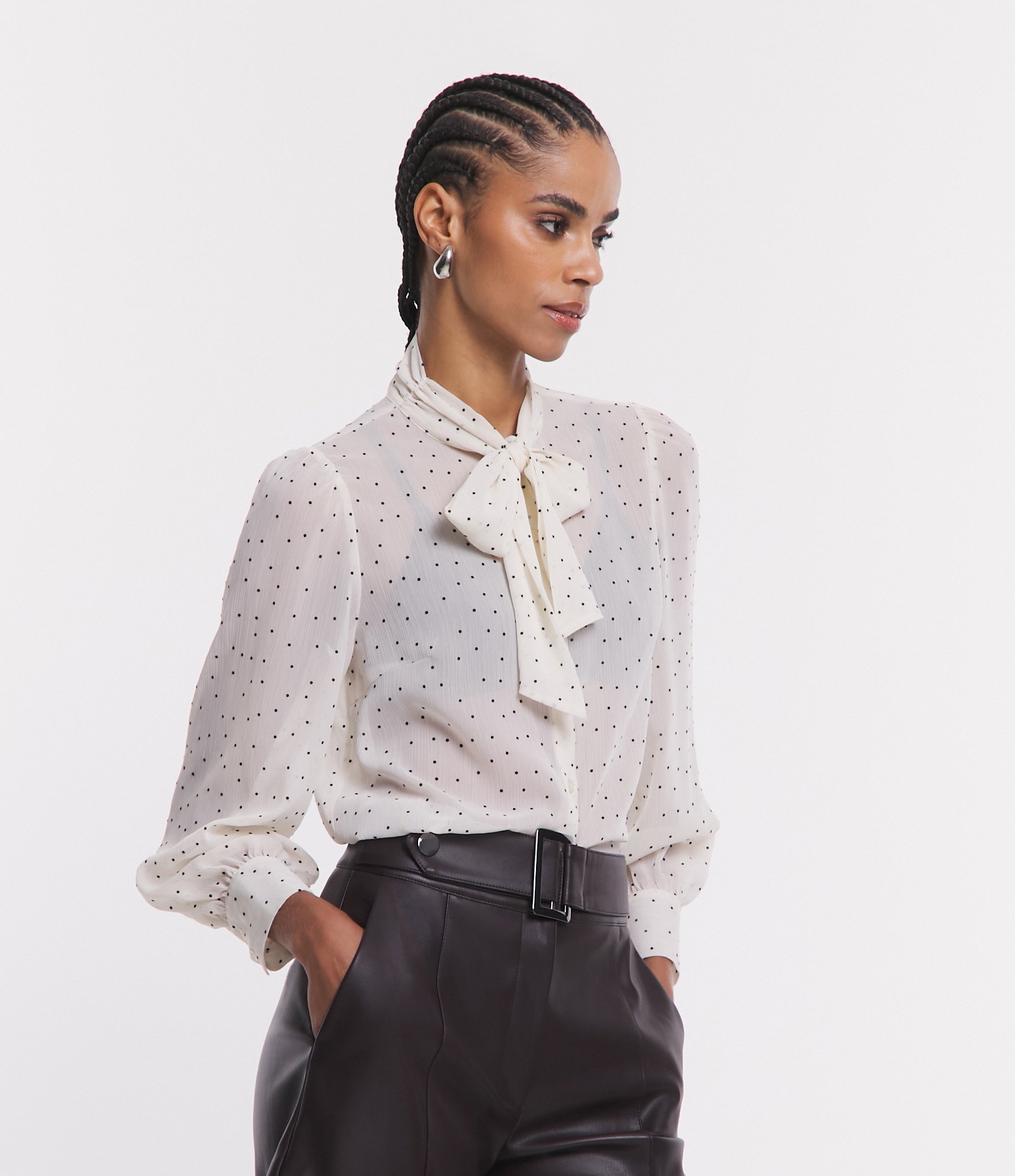 Camisa em Chiffon com Gola Laço e Manga Bufante Off White 1