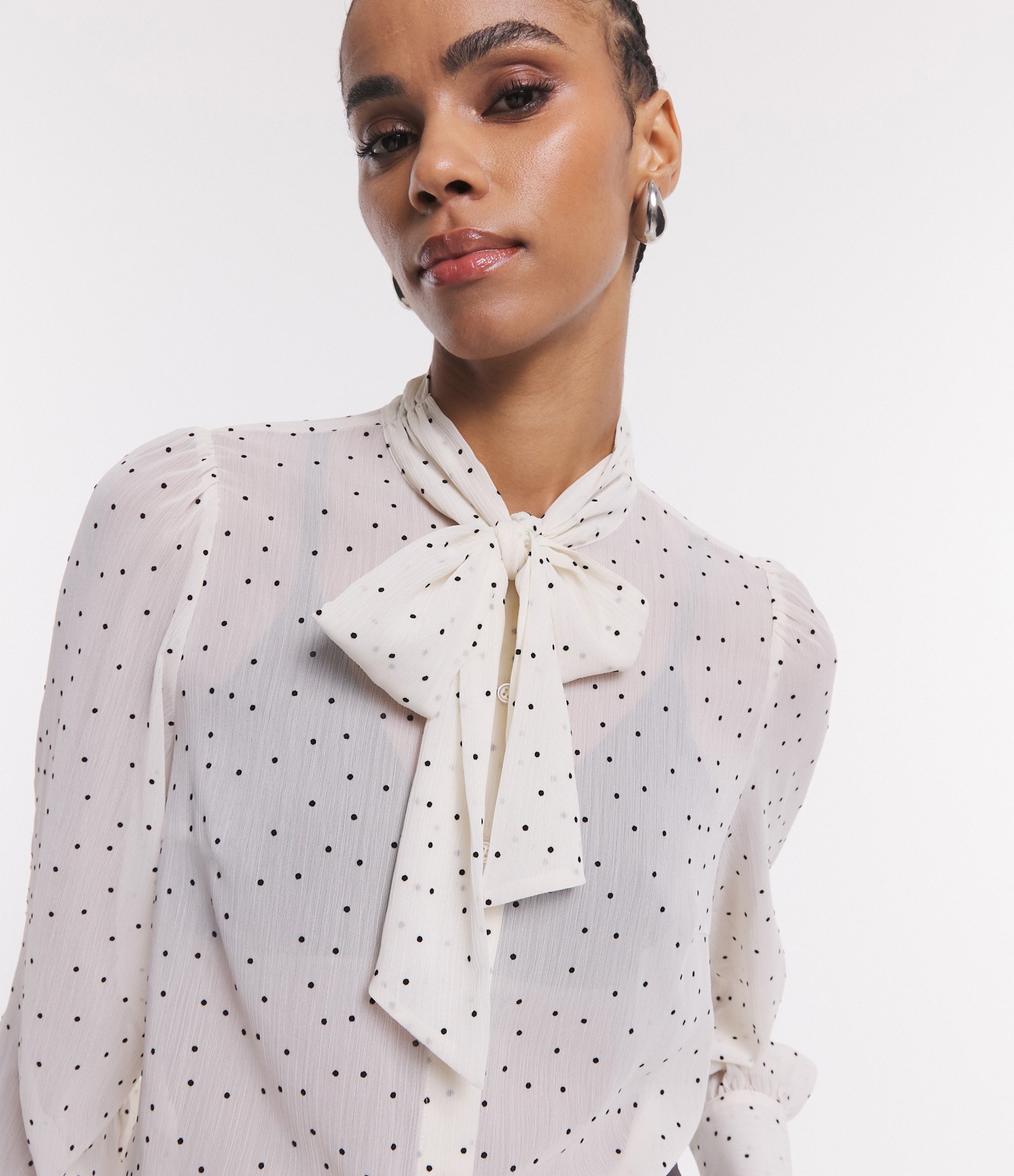 Camisa em Chiffon com Gola Laço e Manga Bufante Off White 5