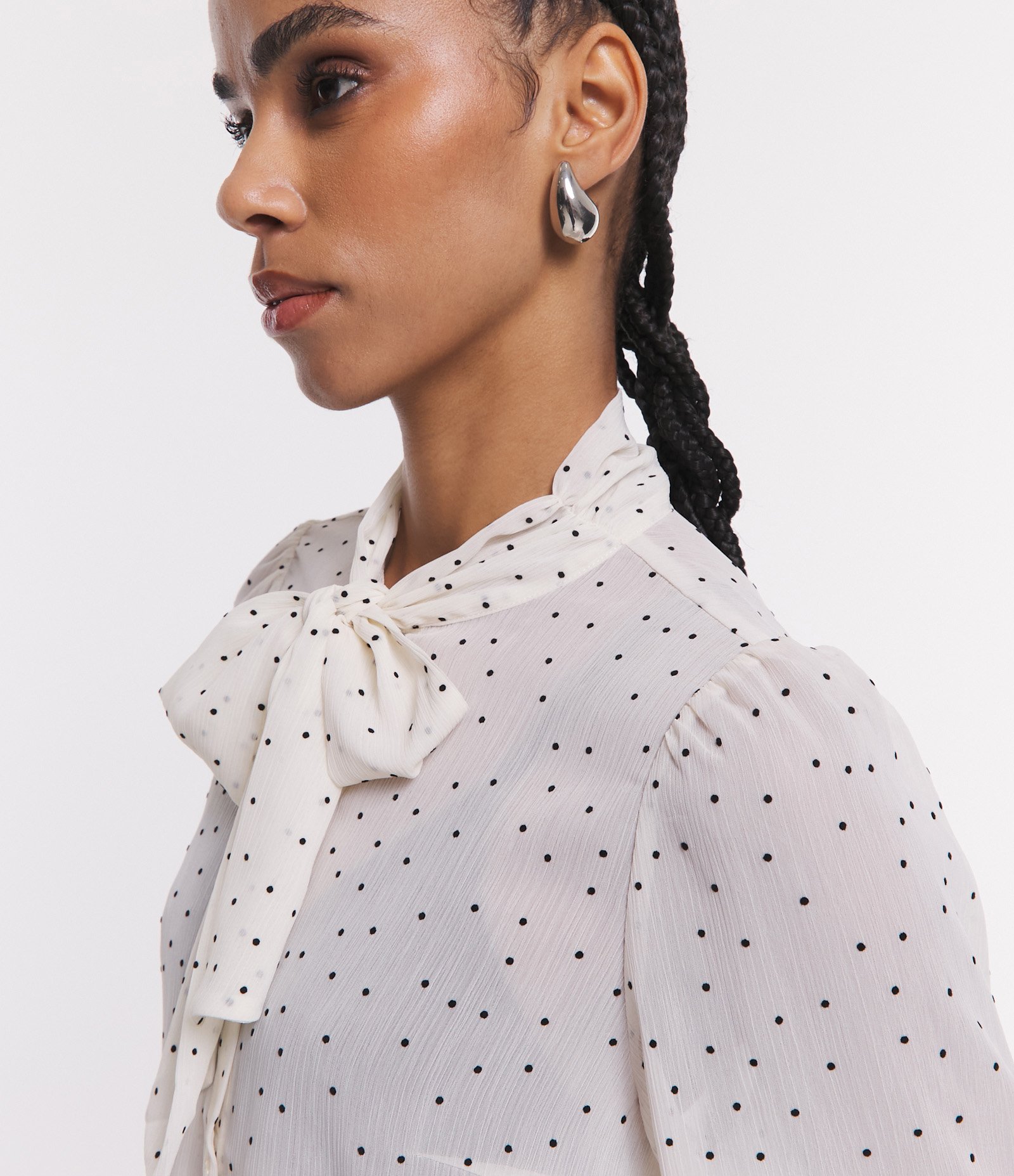 Camisa em Chiffon com Gola Laço e Manga Bufante Off White 6
