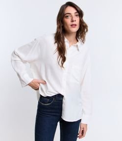 Camisa em Viscolinho com Bolso e Abotoamento