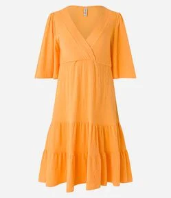 Vestido Curto Texturizado Decote Transpassado e Babado na Barra