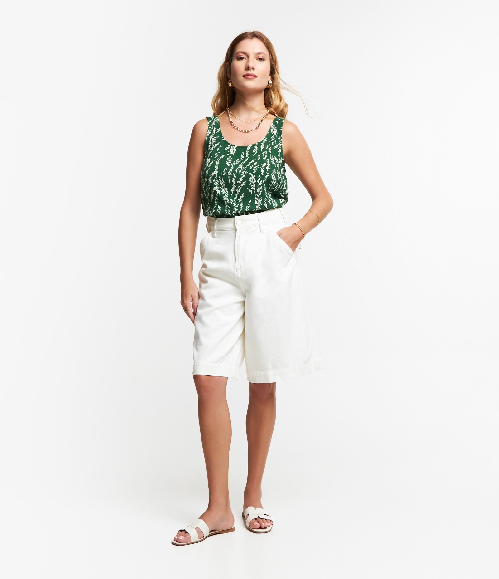 Blusa Regata em Viscose com Estampa Folhagem Verde 2