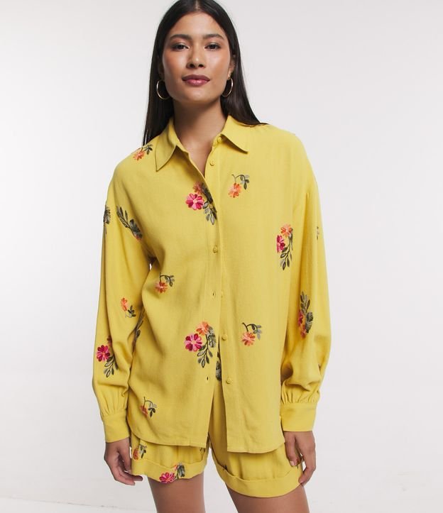 Camisa Manga Longa em Linho com Flores Bordadas
