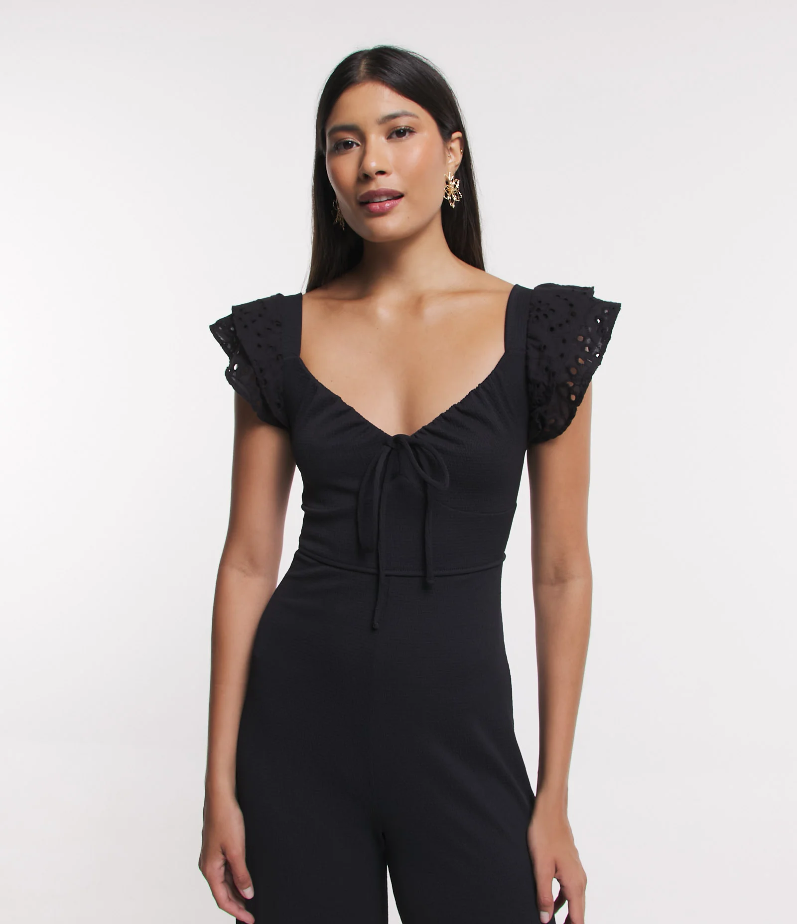 Macacão Sem Manga Texturizado com Babado de Laise no Ombro Preto 2