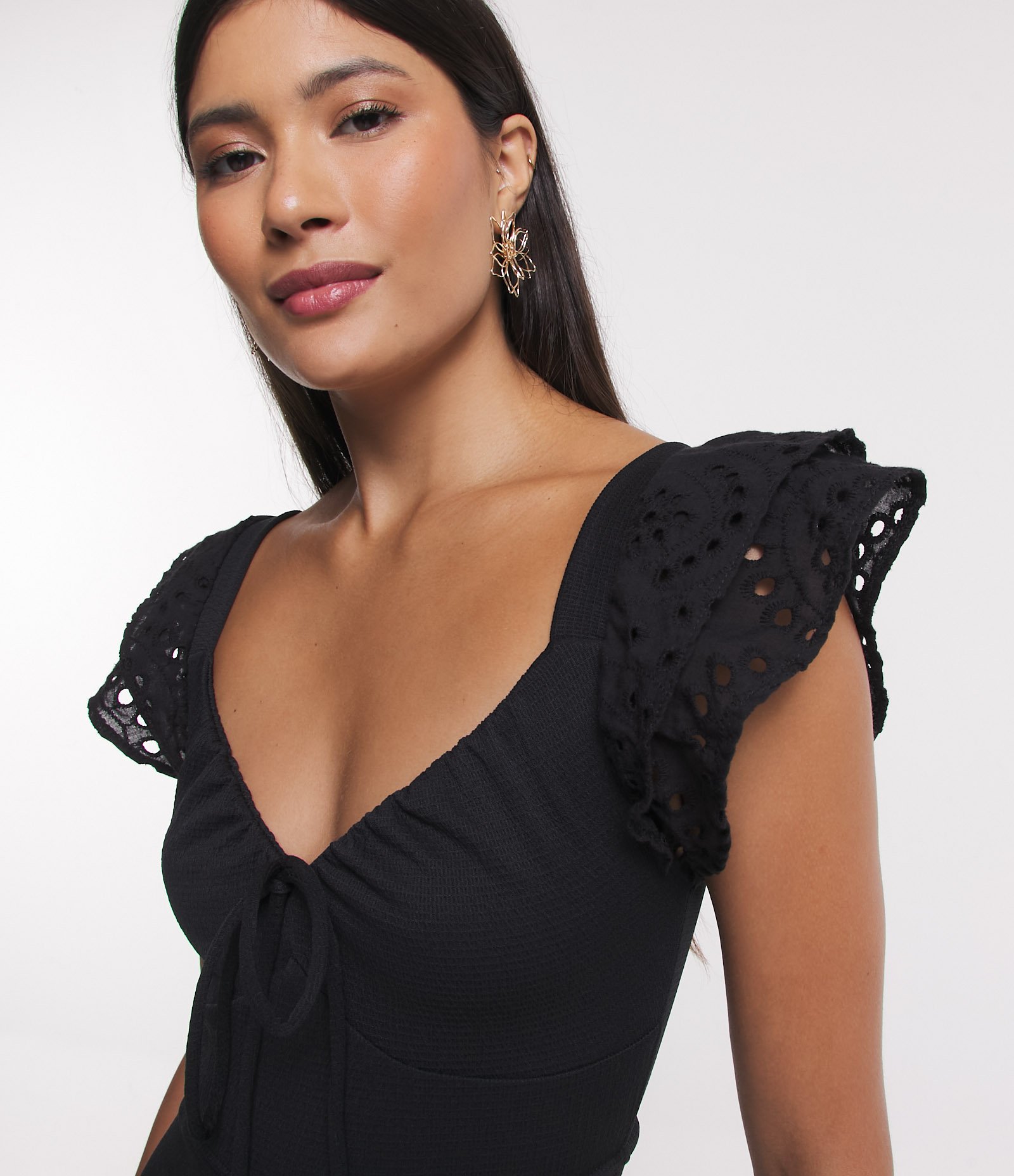 Macacão Sem Manga Texturizado com Babado de Laise no Ombro Preto 4