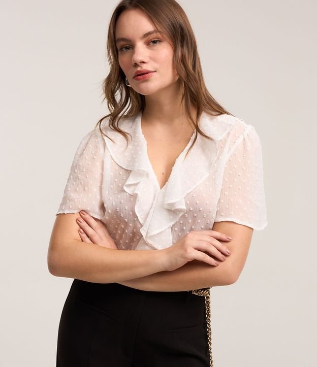 Blusa em Chiffon Maquinetado com Babado Jabô