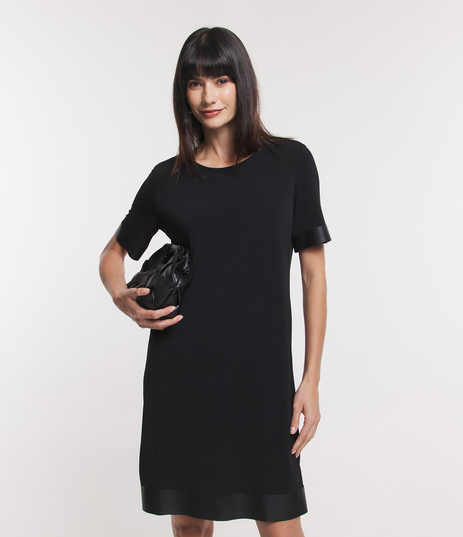 Vestido Curto com Detalhes em PU nas Mangas e Barra Preto 1