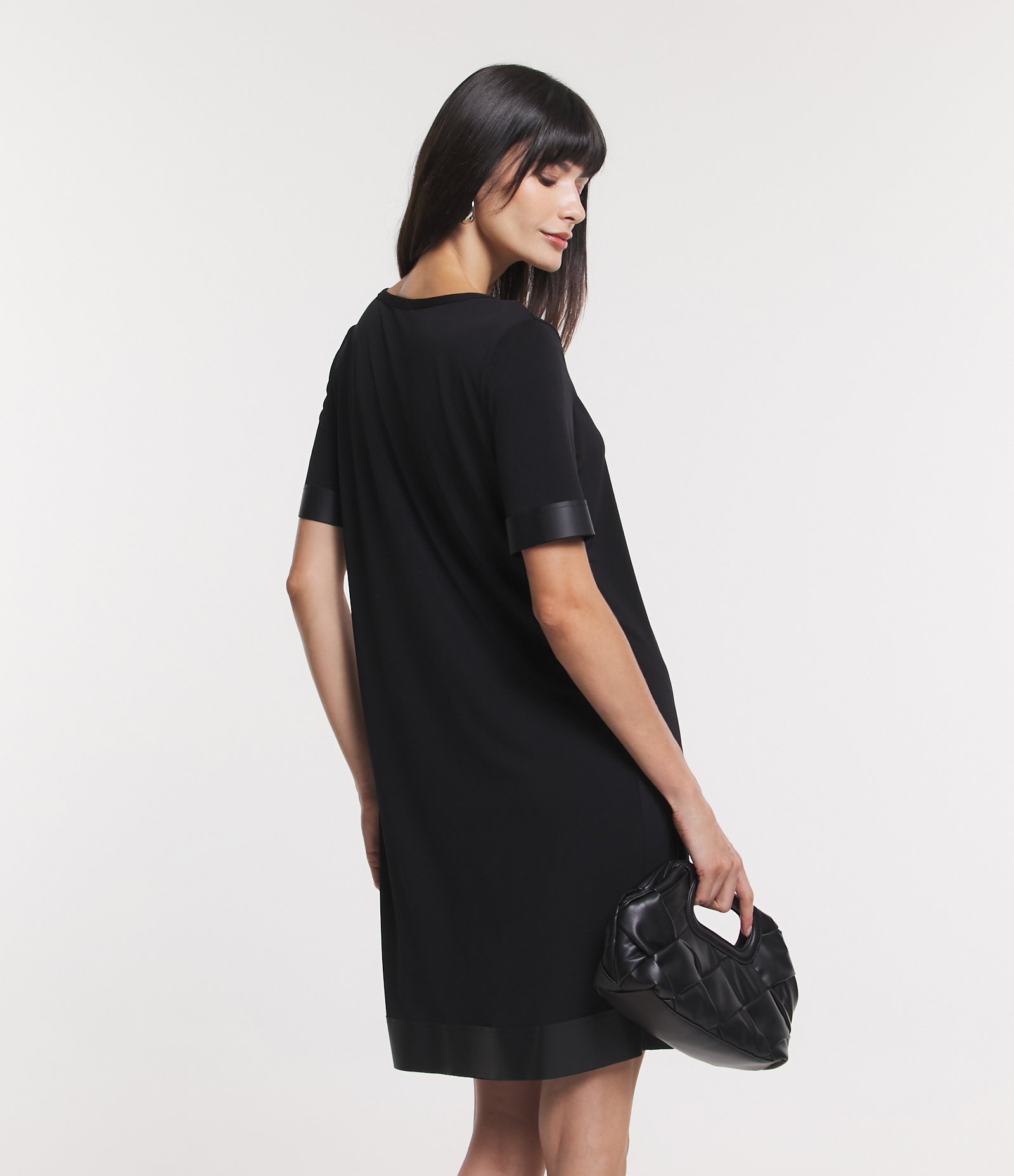 Vestido Curto com Detalhes em PU nas Mangas e Barra Preto 3