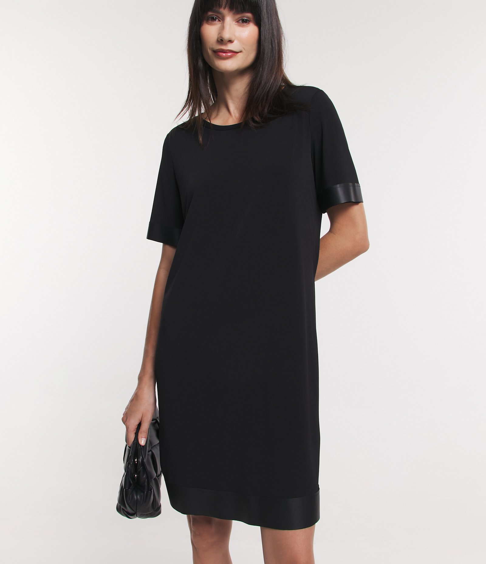 Vestido Curto com Detalhes em PU nas Mangas e Barra Preto 4