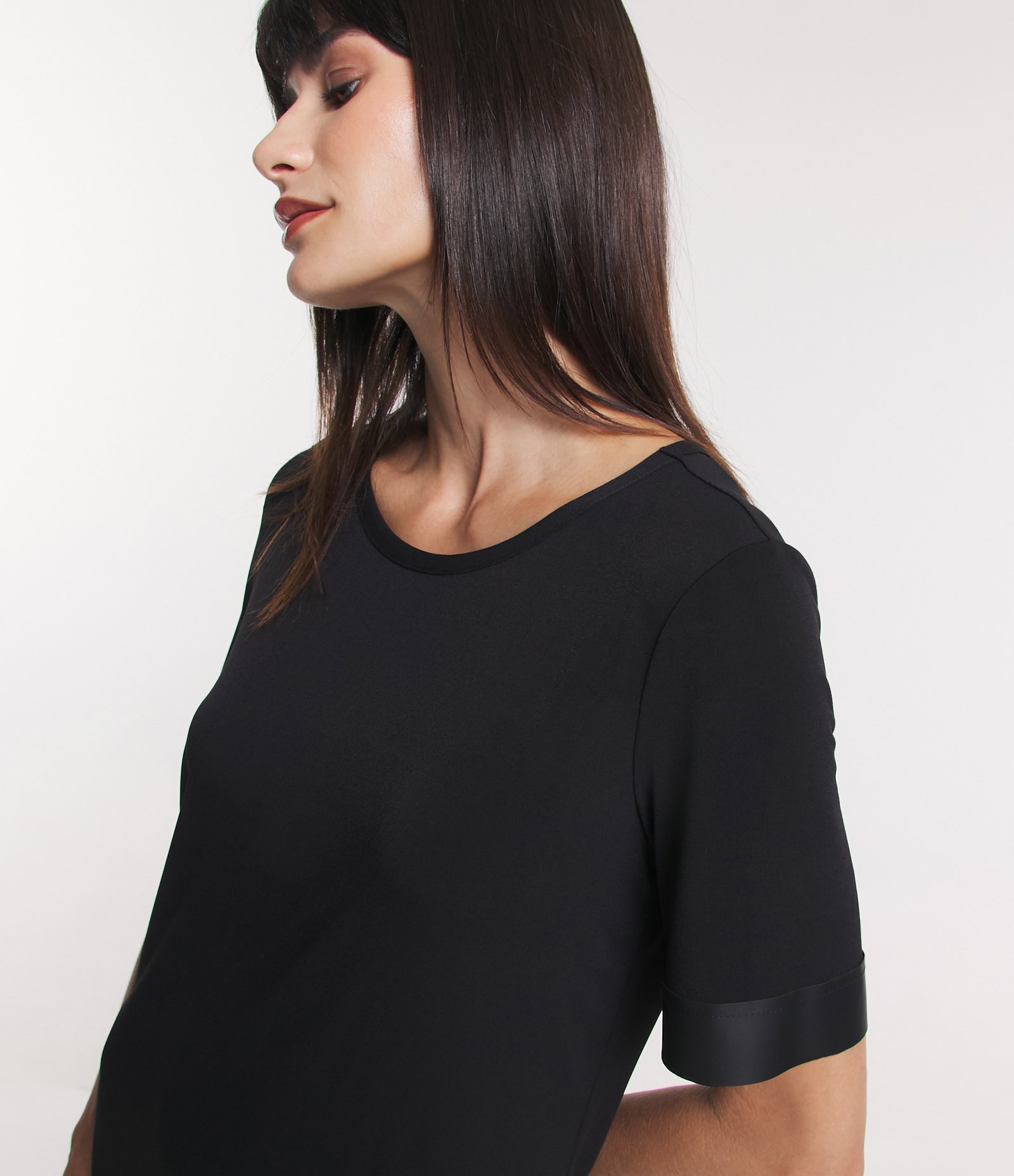 Vestido Curto com Detalhes em PU nas Mangas e Barra Preto 5
