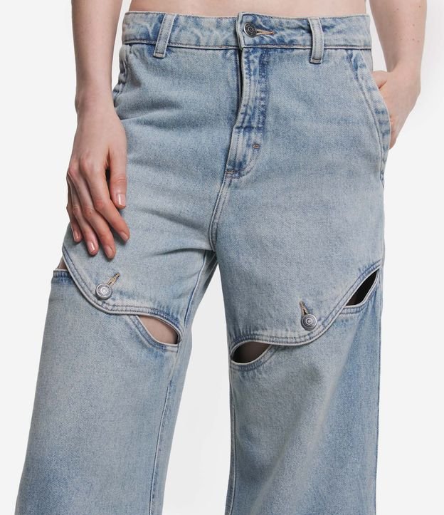 Calça Pantalona Jeans com Recortes Vazados e Abotoados Azul 2