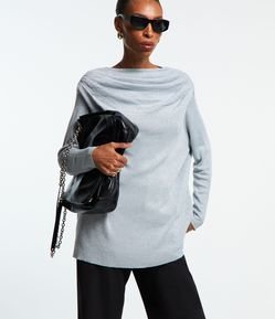 Blusa Alongada em Tricô com Drapeado nos Ombros e Fio Metalizado