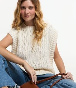 Colete em Tricô com Ombro Largo em Pontos Texturizados