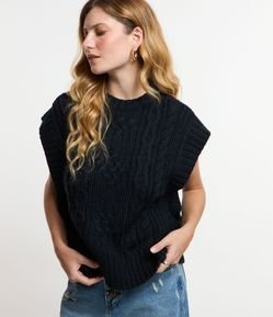 Colete em Tricô com Ombro Largo em Pontos Texturizados