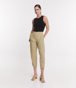 Calça Cenoura Alfaiatada com Pregas e Bolsos Lapela