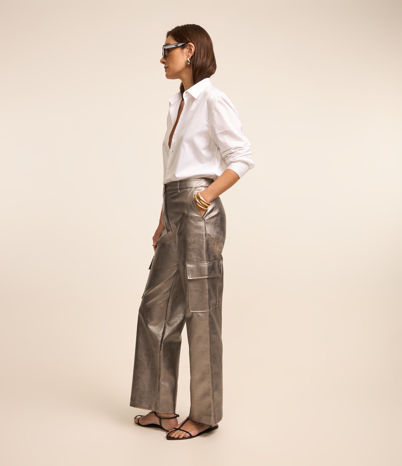 Calça Reta em Material Sintético com Bolso Lateral e Superfície Metalizada Cinza 5