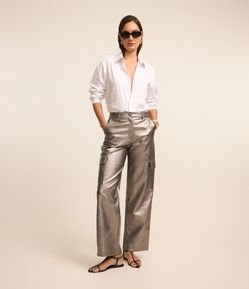 Calça Reta em Material Sintético com Bolso Lateral e Superfície Metalizada
