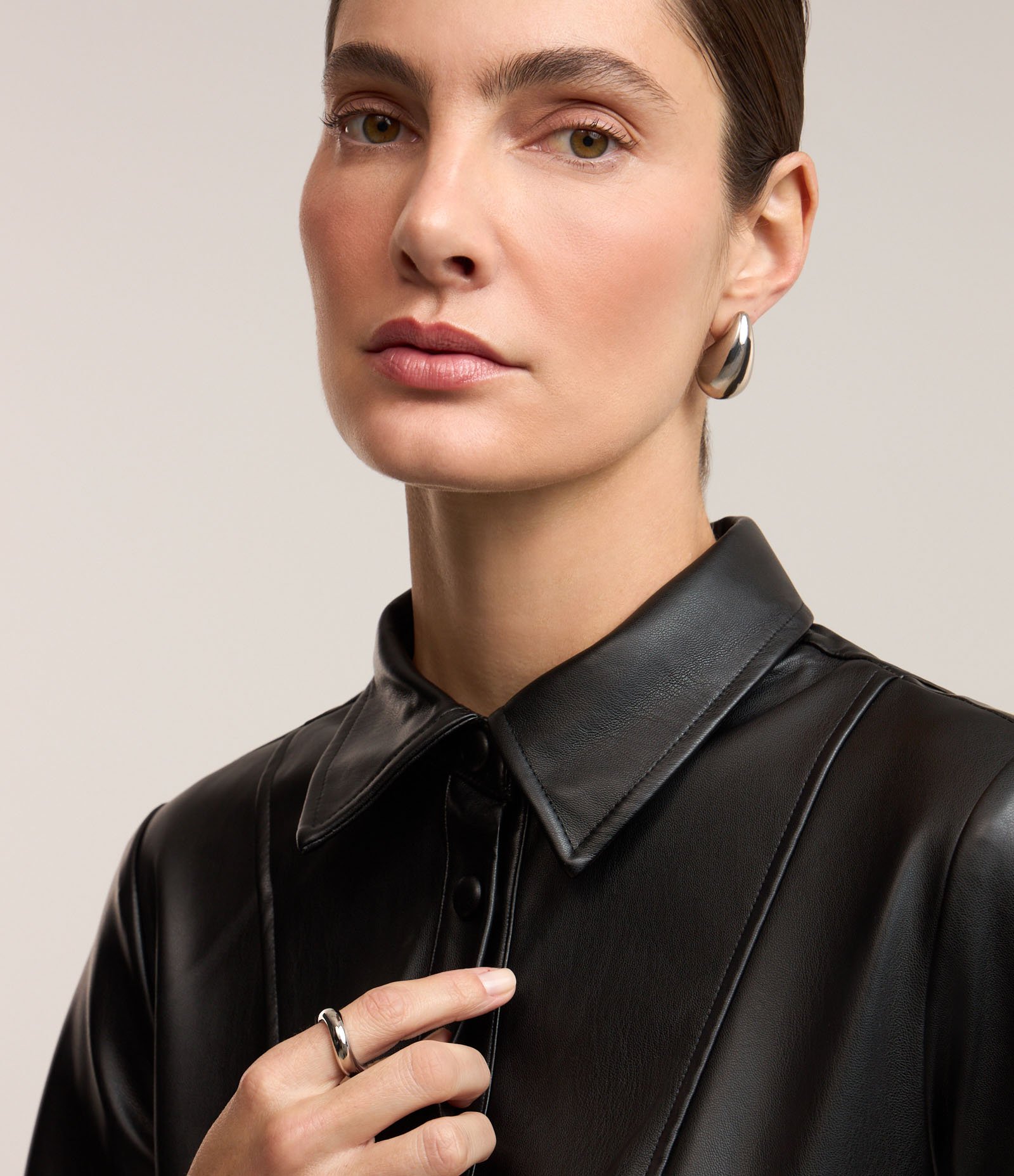 Vestido Chemise em PU com Faixa para Amarração Preto 4