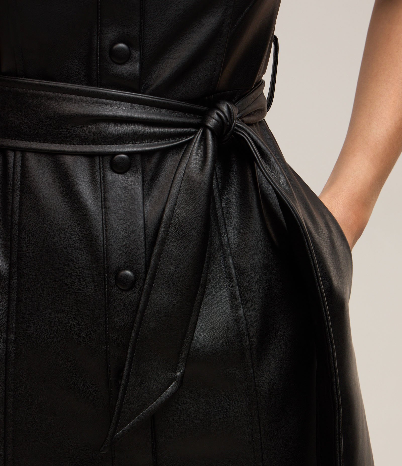 Vestido Chemise em PU com Faixa para Amarração Preto 5