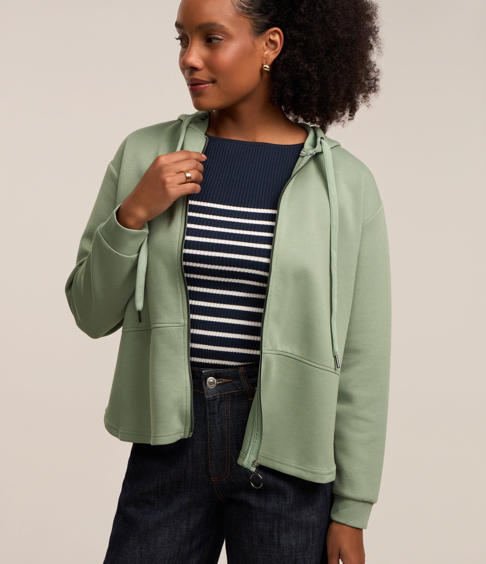 Blusa em Moletom com Capuz Ajustável e Abertura por Zíper Verde 1