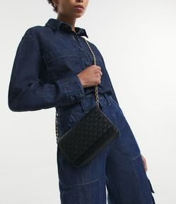 Bolsa Transversal Texturizada com Tampa e Alça de Corrente
