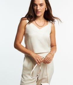 Regata em Viscolinho com Textura na Alça e Decote Transpassado