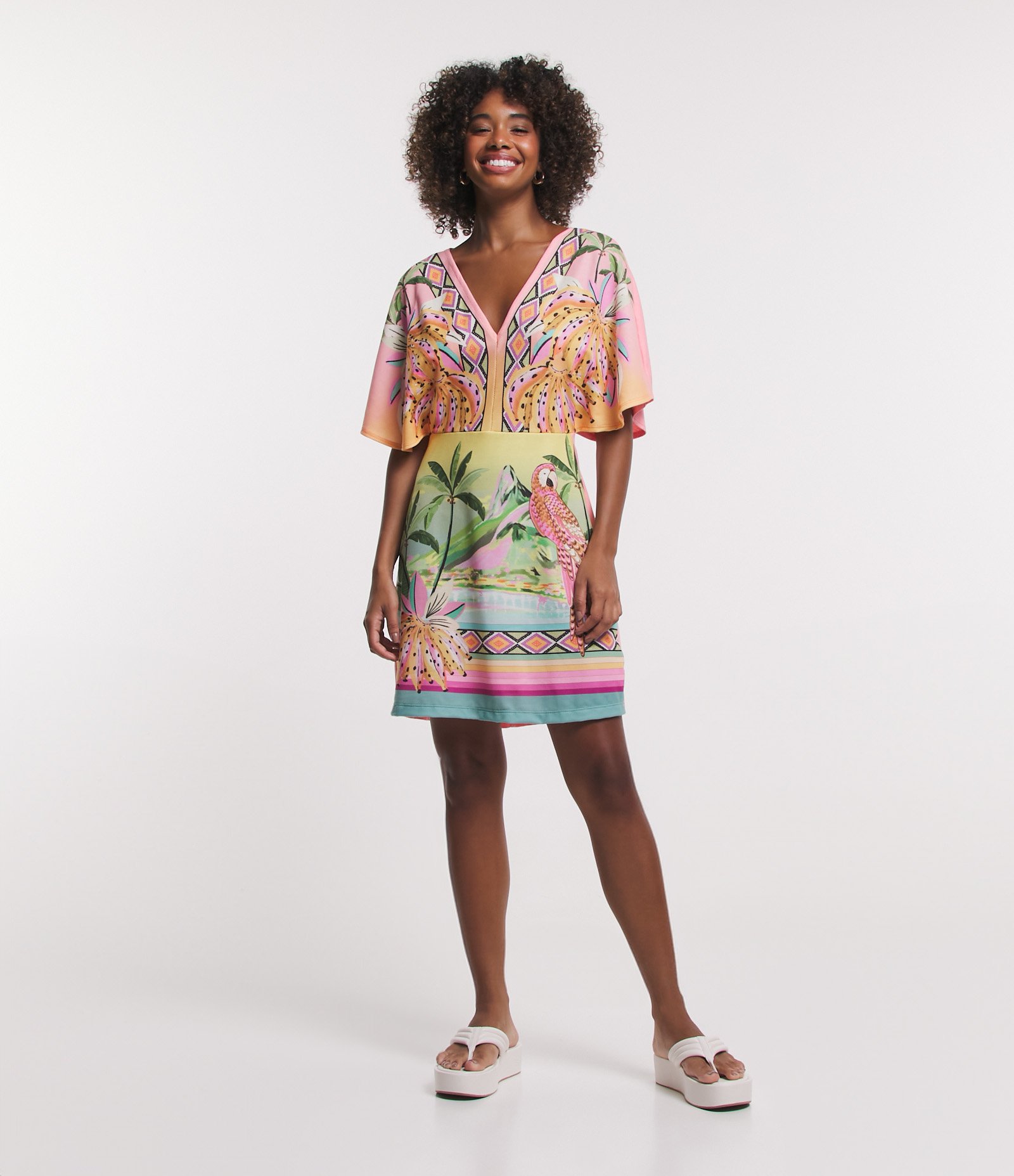 Vestido Curto em Viscose com Estampa Tropical e Mangas Amplas Rosa 2