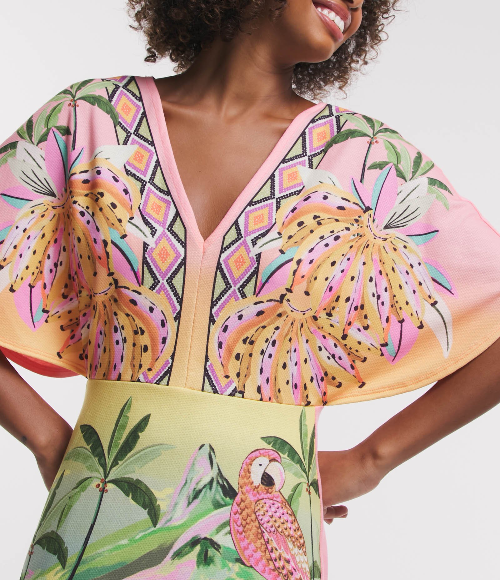 Vestido Curto em Viscose com Estampa Tropical e Mangas Amplas Rosa 4