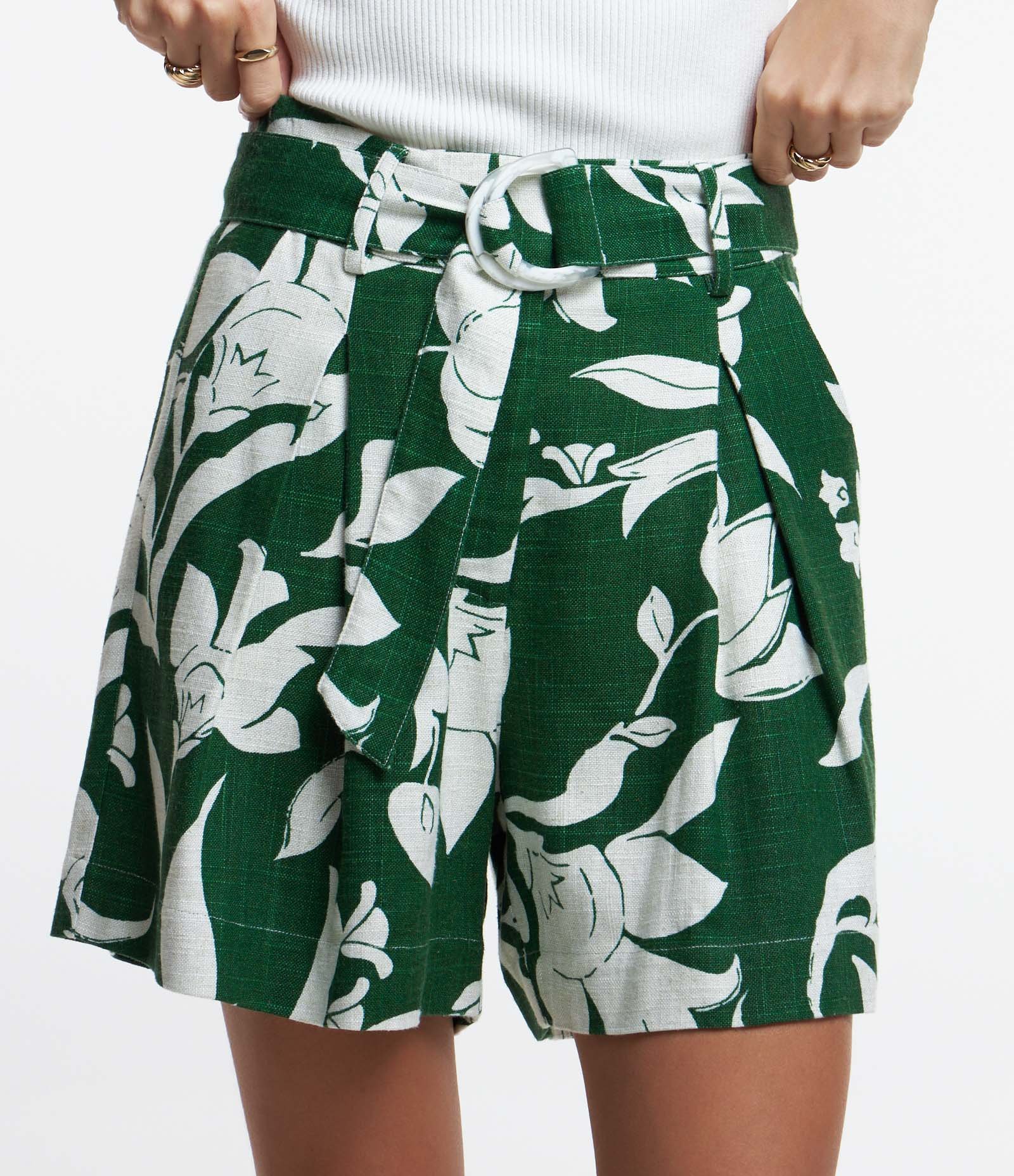 Short Estruturado em Viscolinho com Cinto e Estampa Folhagem Verde 1
