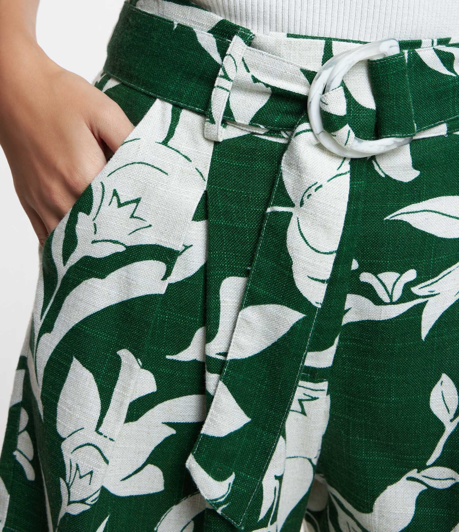 Short Estruturado em Viscolinho com Cinto e Estampa Folhagem Verde 3