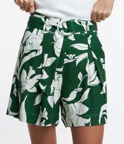 Short Estruturado em Viscolinho com Cinto e Estampa Folhagem