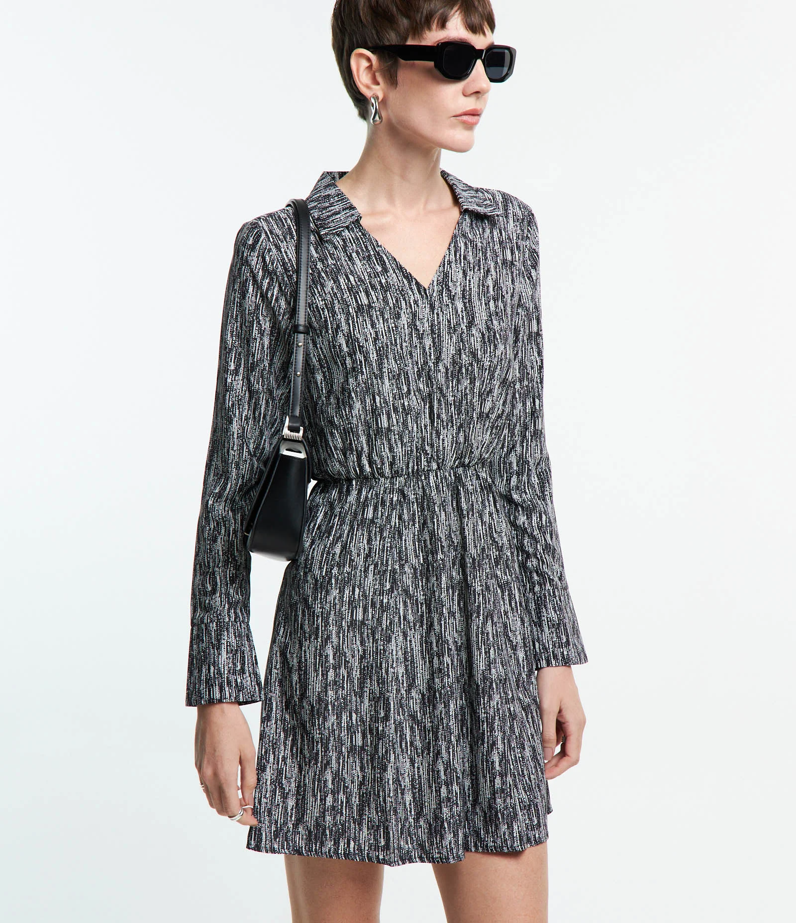 Vestido Chemise em Crepe com Amarração na Cintura e Estampa Abstrata Preto/ Branco 1