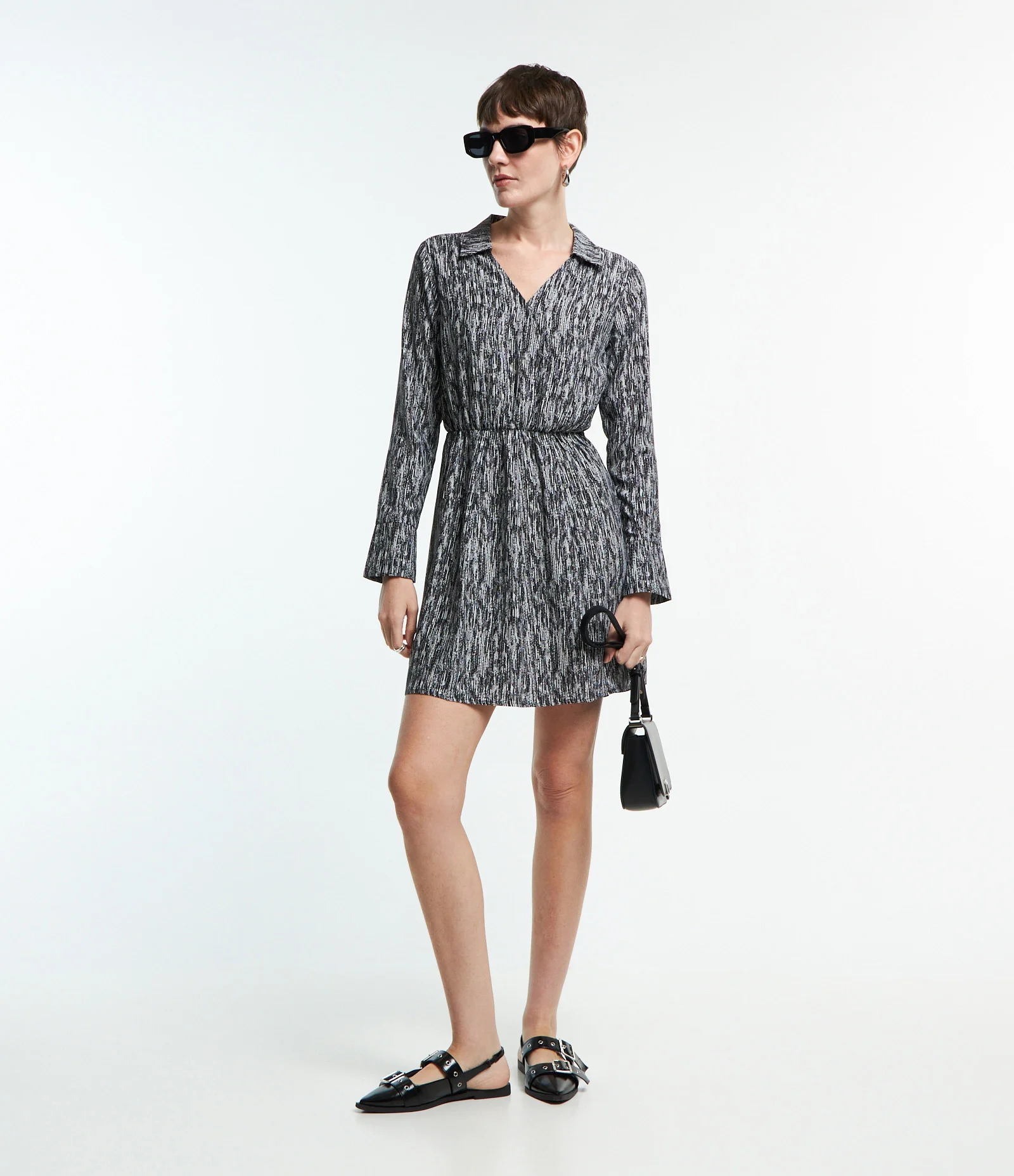 Vestido Chemise em Crepe com Amarração na Cintura e Estampa Abstrata Preto/ Branco 2