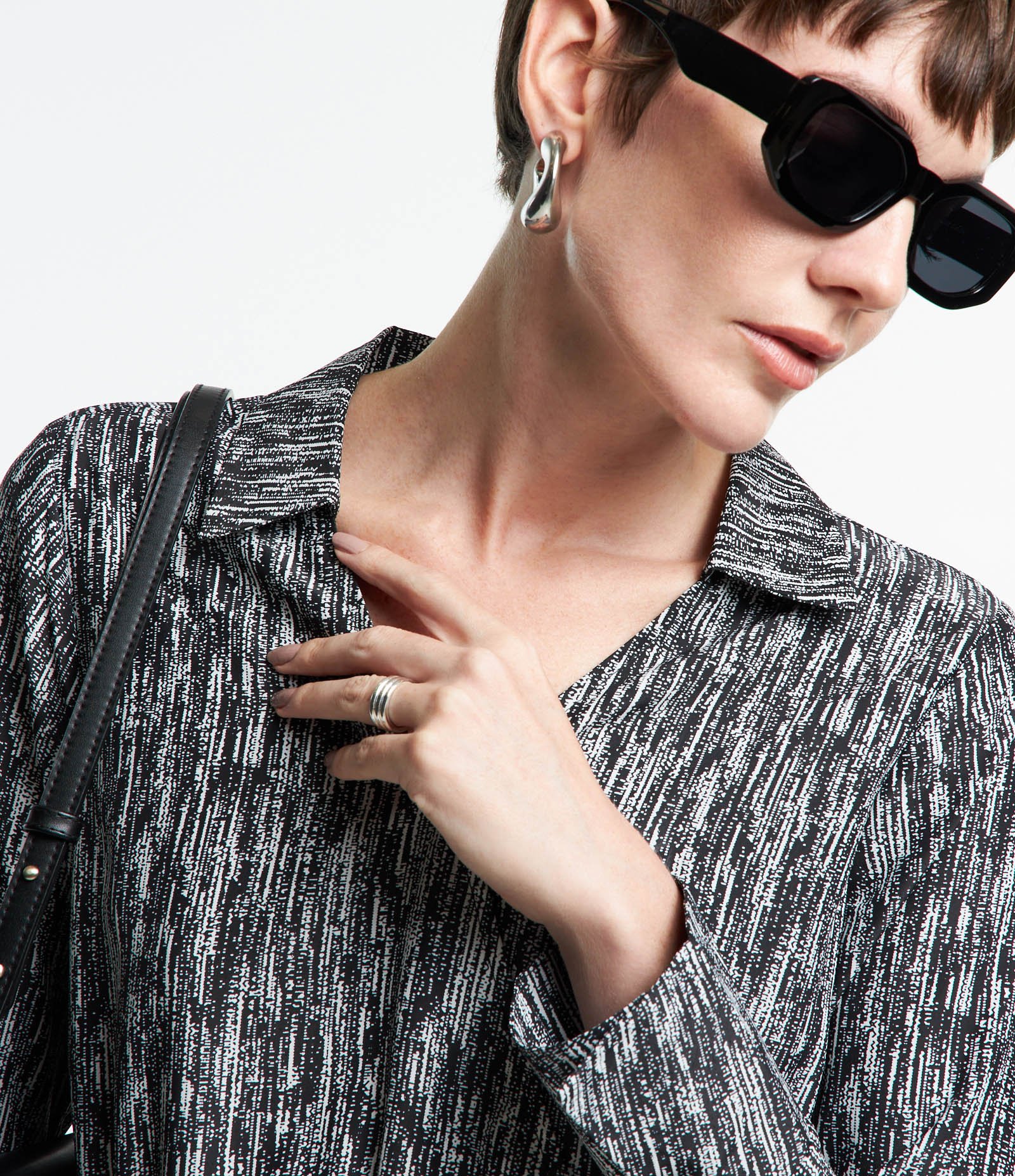 Vestido Chemise em Crepe com Amarração na Cintura e Estampa Abstrata Preto/ Branco 3