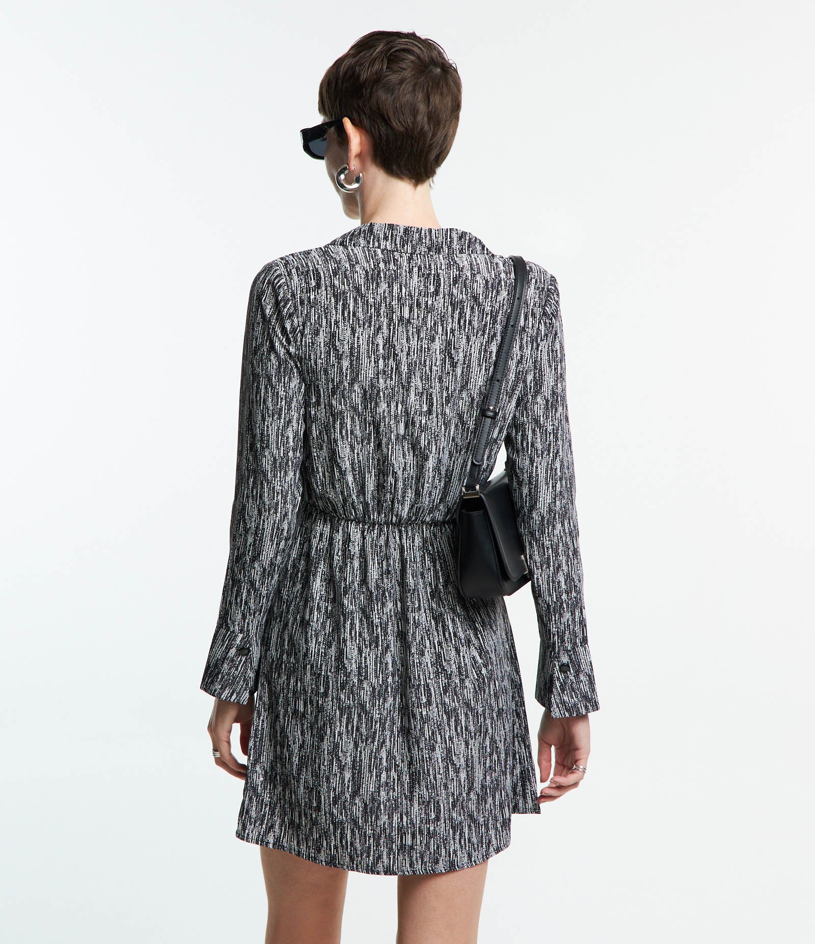 Vestido Chemise em Crepe com Amarração na Cintura e Estampa Abstrata Preto/ Branco 4