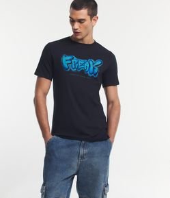 Camiseta Comfort em Meia Malha com Lettering Freak