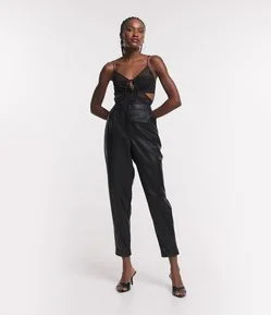 Calça Cenoura em Pu com Pregas e Bainha Italiana