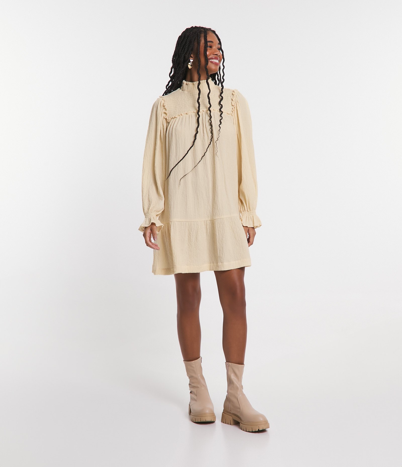 Vestido Curto em Viscose com Gola Alta e Lastex Bege 1