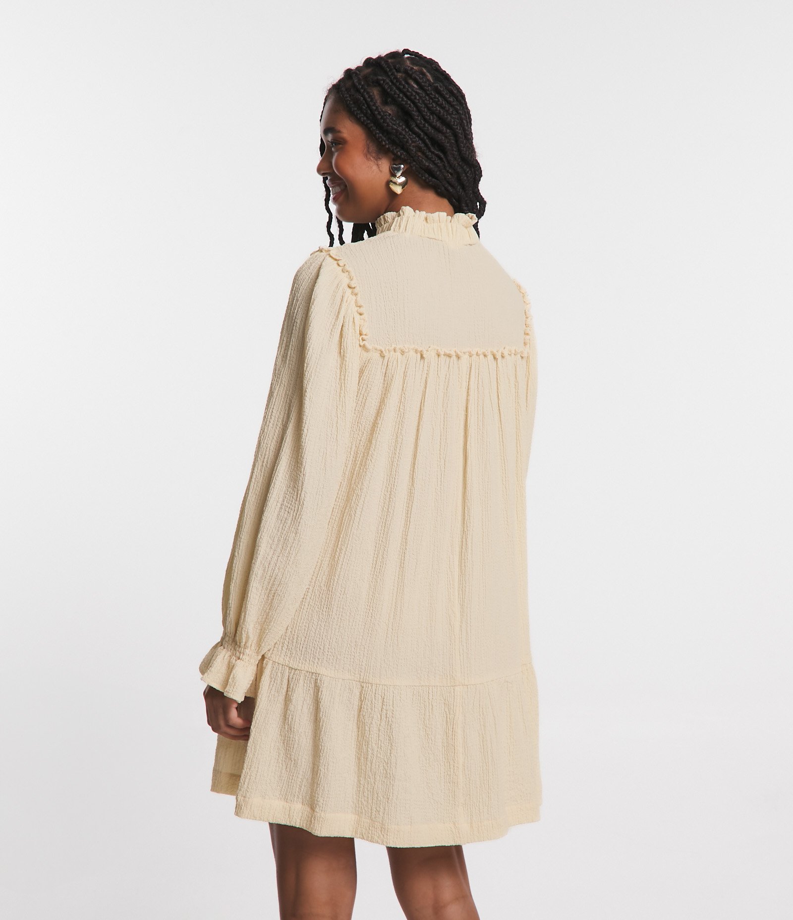 Vestido Curto em Viscose com Gola Alta e Lastex Bege 4