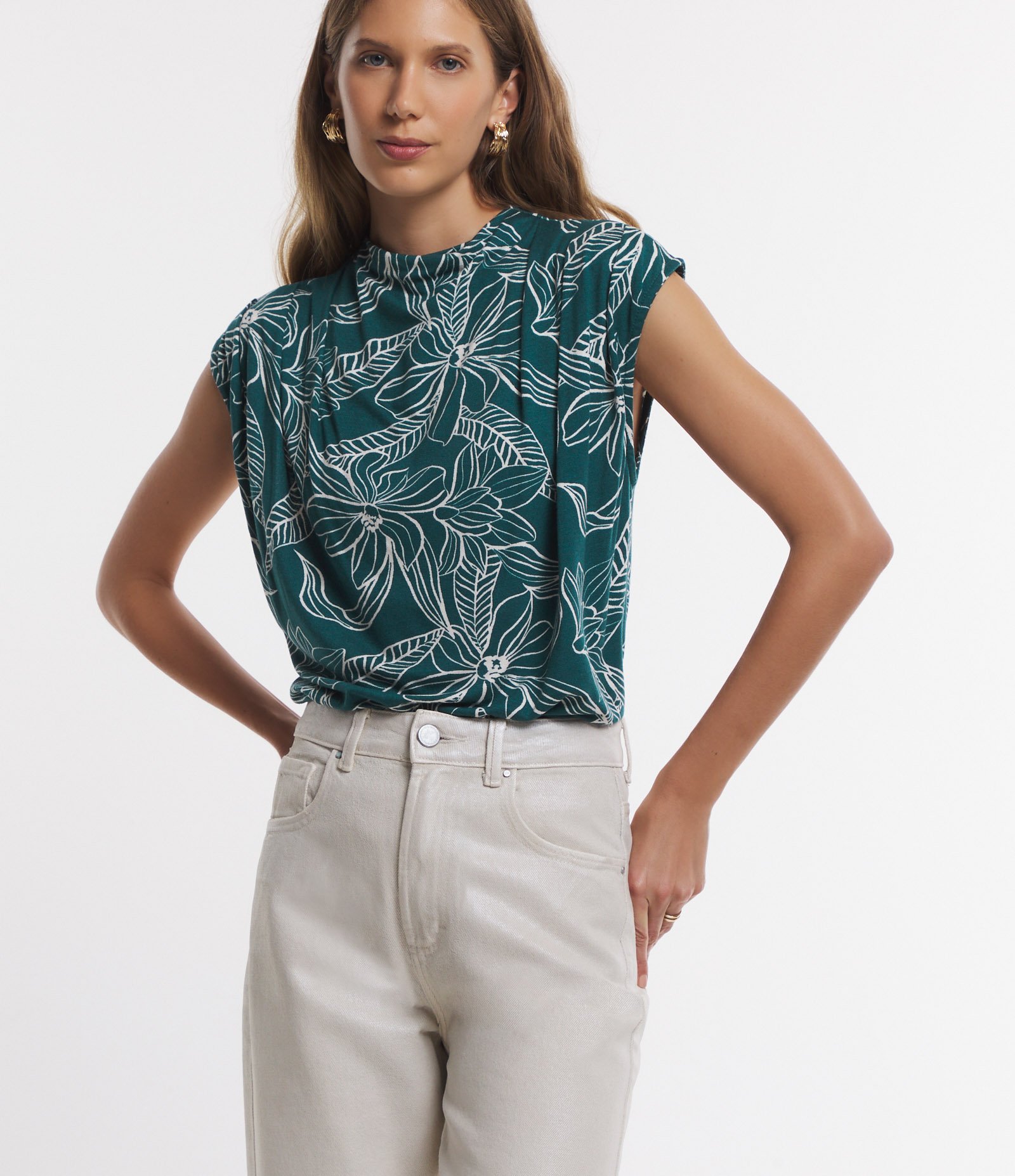Blusa em Viscose com Pregas nos Ombro e Estampa Folhagem Verde 1