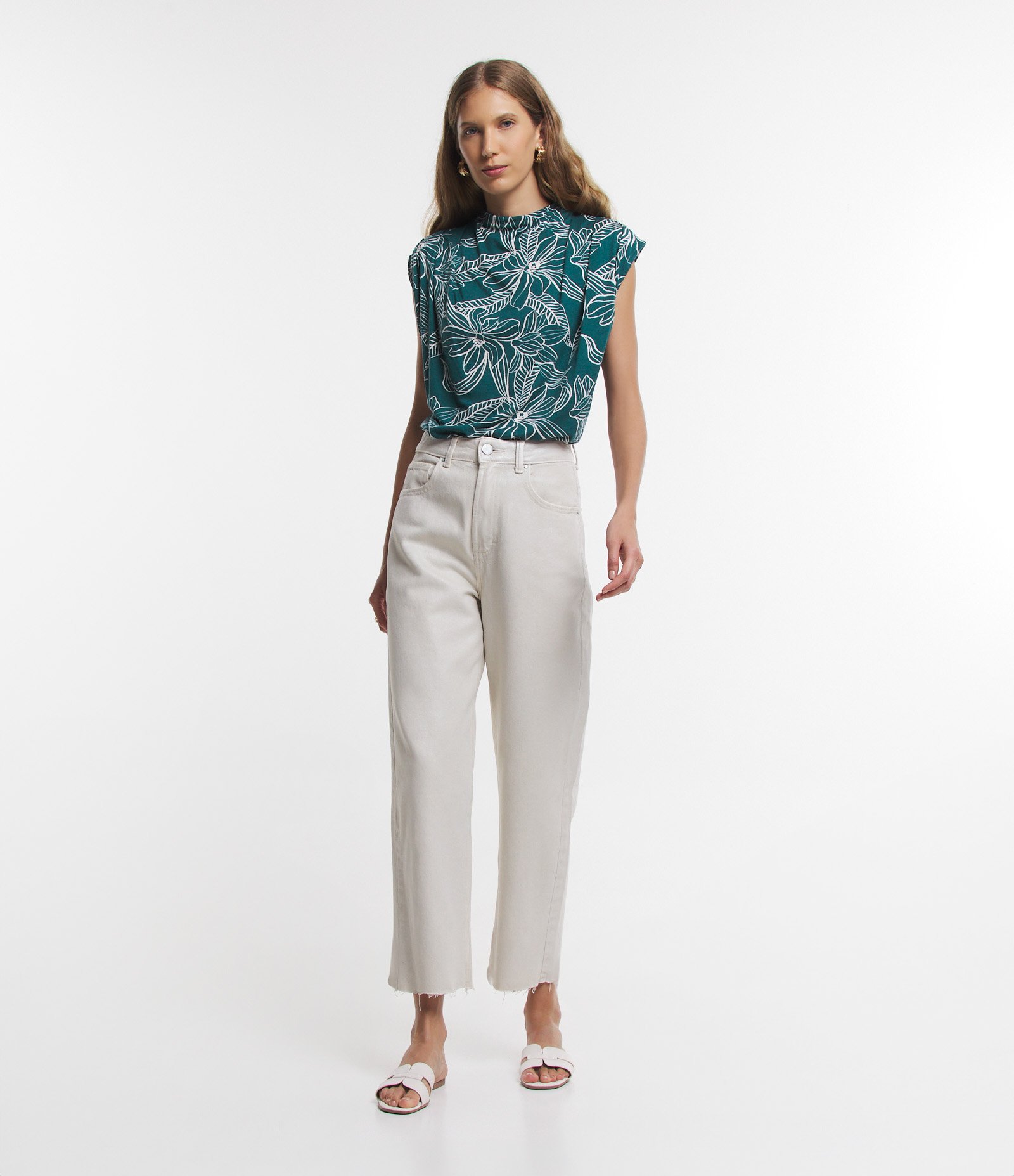 Blusa em Viscose com Pregas nos Ombro e Estampa Folhagem Verde 2